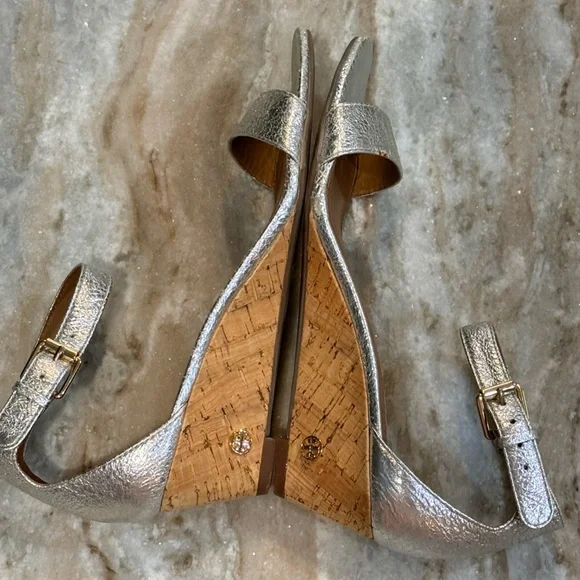 Women’s TORY BURCH Savannah cracked silver wedge sandals- Size 7 - Picture 9 of 9